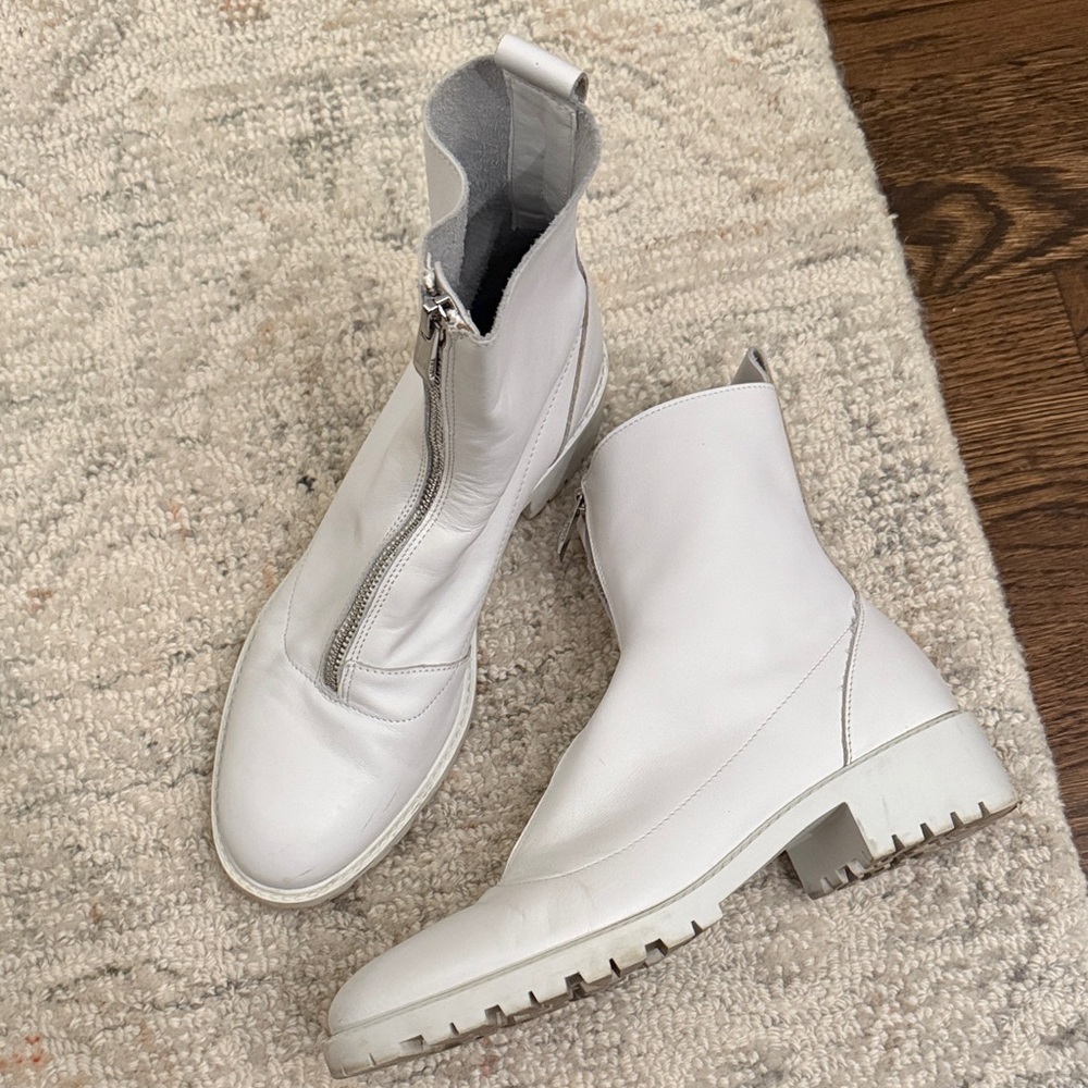 White center zip Boots
